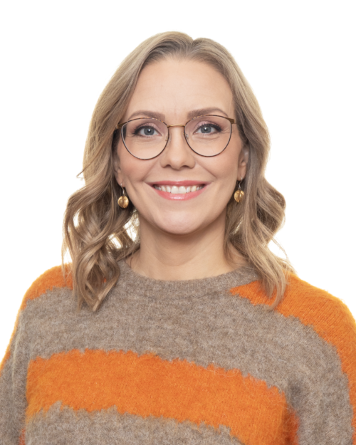 2. CLAIRE BELL